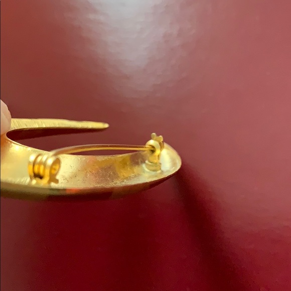 Vintage golden tone clasped with lever brooch - Picture 9 of 10